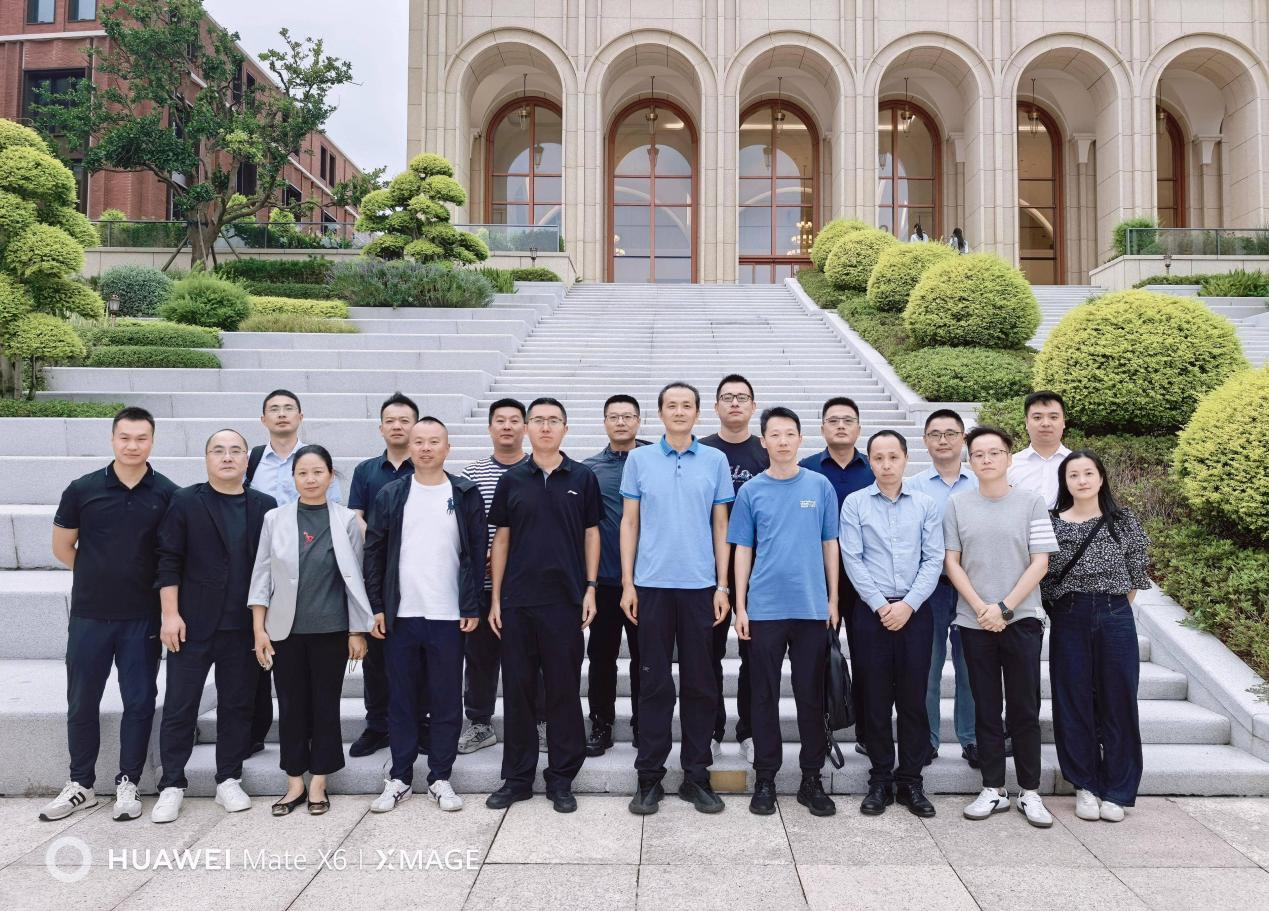 1760947662109037531.png 集体照1.png